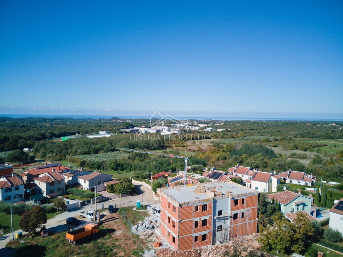 Ampia e soleggiata terrazza con vista panoramica e moderno appartamento in un nuovo edificio vicino a Parenzo
