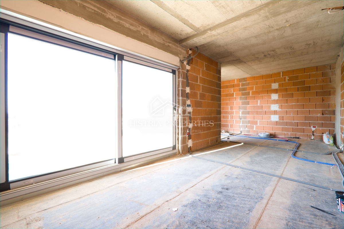 Ampia e soleggiata terrazza con vista panoramica e moderno appartamento in un nuovo edificio vicino a Parenzo