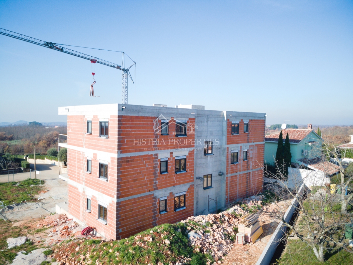 Ampia e soleggiata terrazza con vista panoramica e moderno appartamento in un nuovo edificio vicino a Parenzo