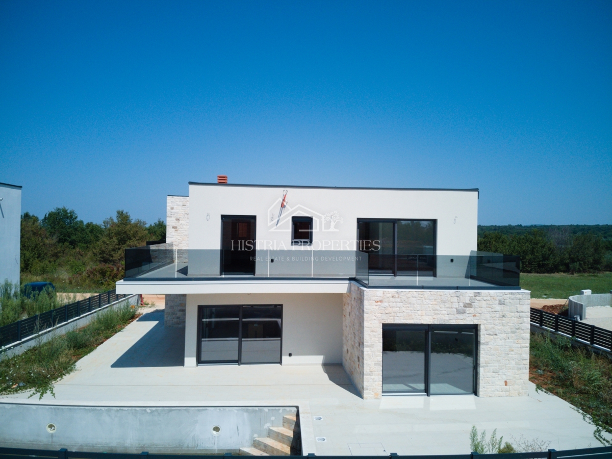 Una casa moderna e spaziosa con piscina e servizio sveglia con vista sul mare
