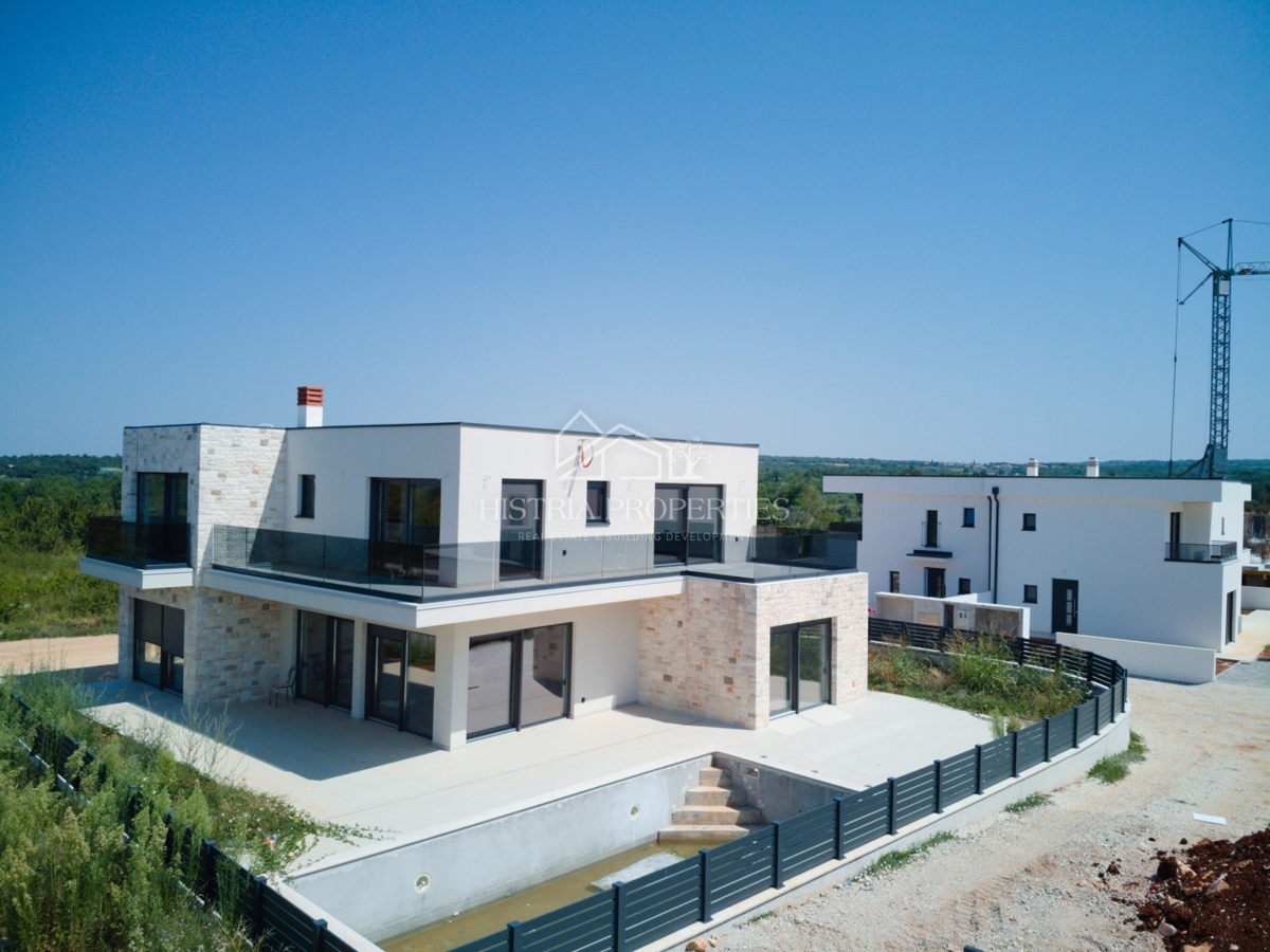 Una casa moderna e spaziosa con piscina e servizio sveglia con vista sul mare