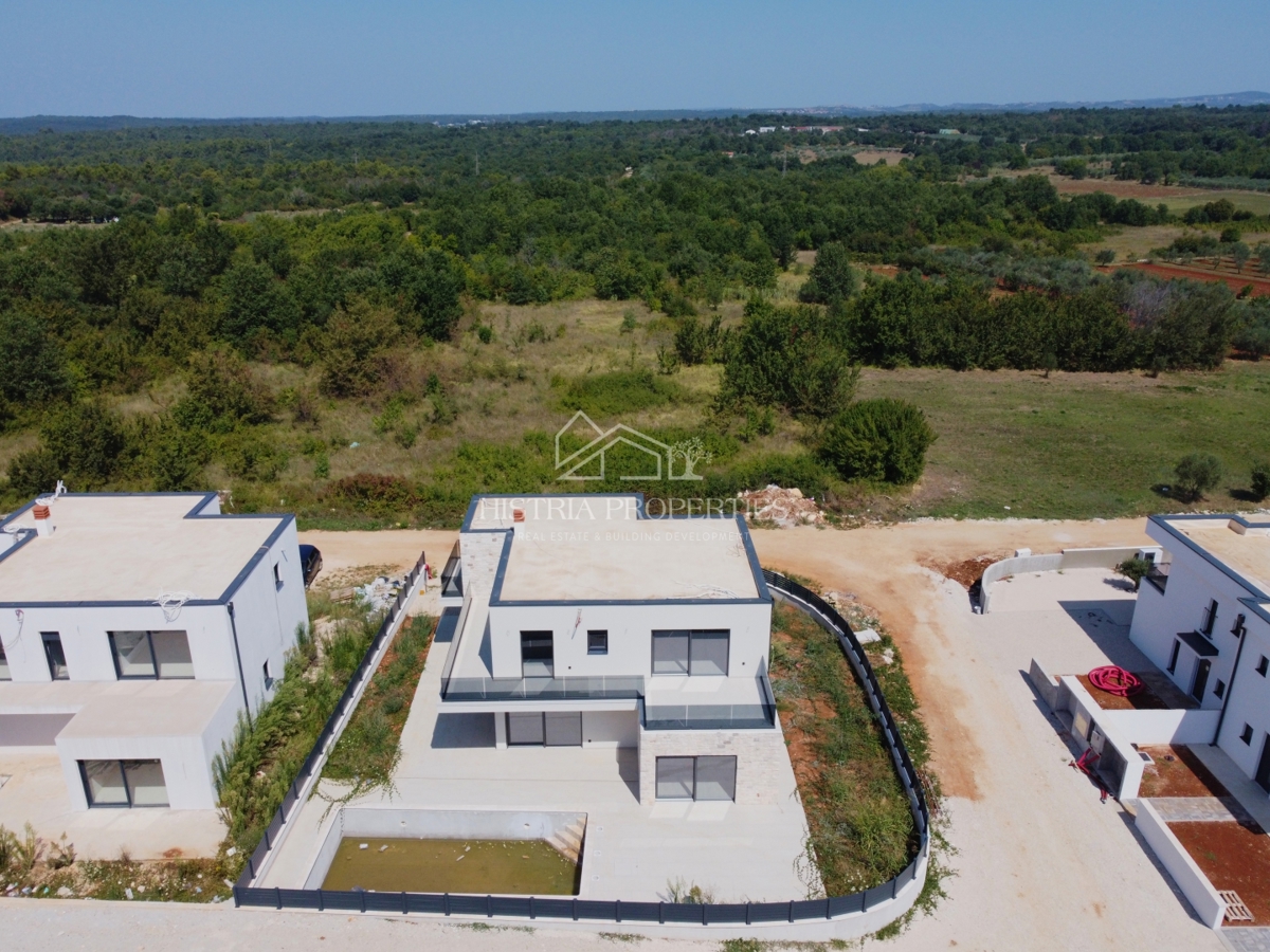 Una casa moderna e spaziosa con piscina e servizio sveglia con vista sul mare