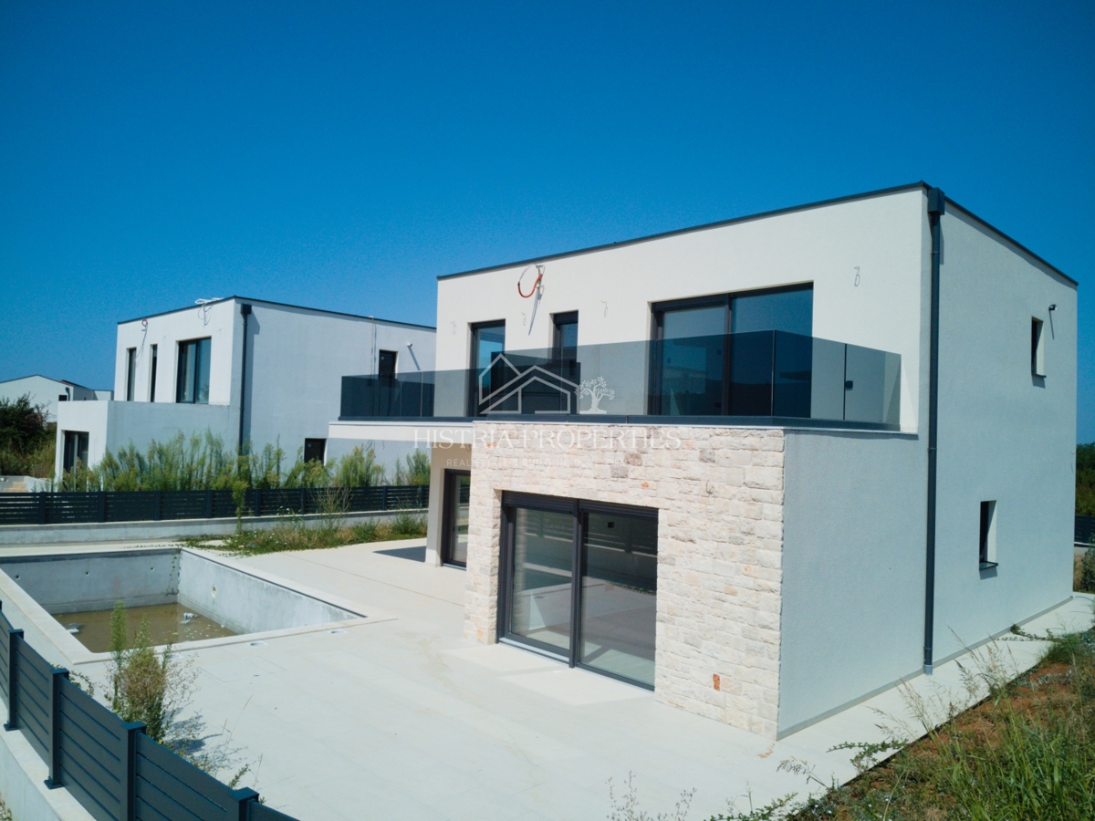 Una casa moderna e spaziosa con piscina e servizio sveglia con vista sul mare
