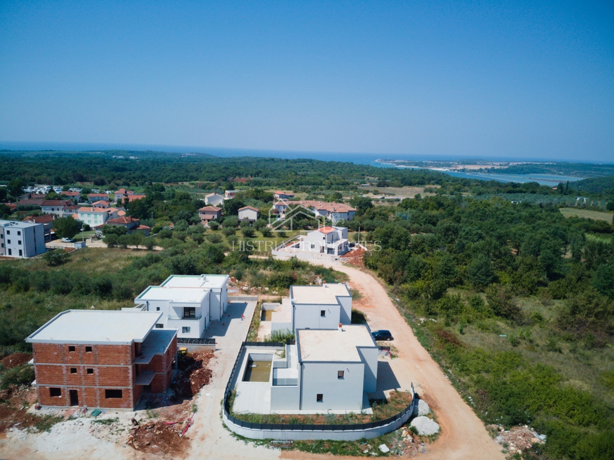 Una casa moderna e spaziosa con piscina e servizio sveglia con vista sul mare