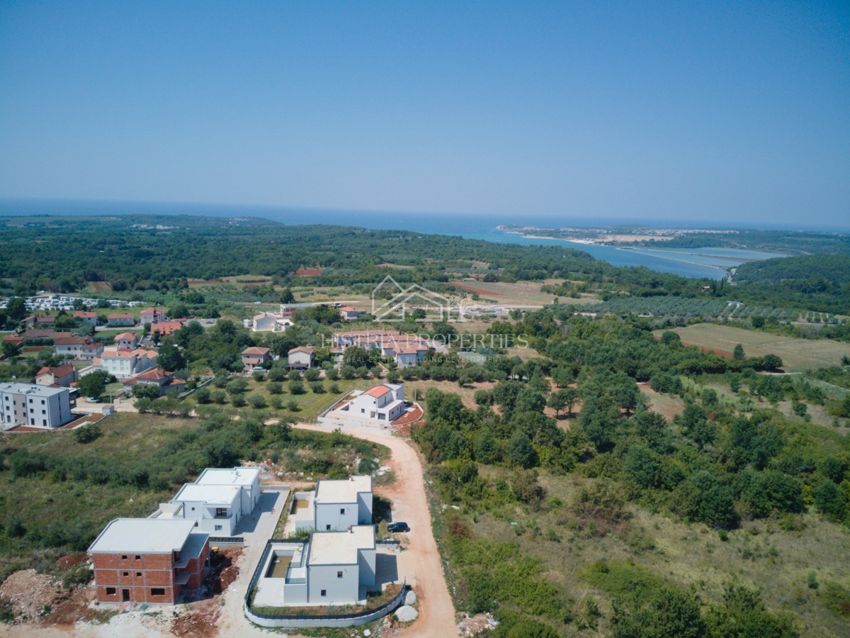 Una casa moderna e spaziosa con piscina e servizio sveglia con vista sul mare