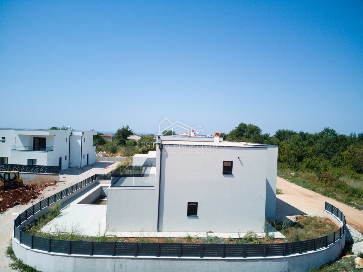 Una casa moderna e spaziosa con piscina e servizio sveglia con vista sul mare