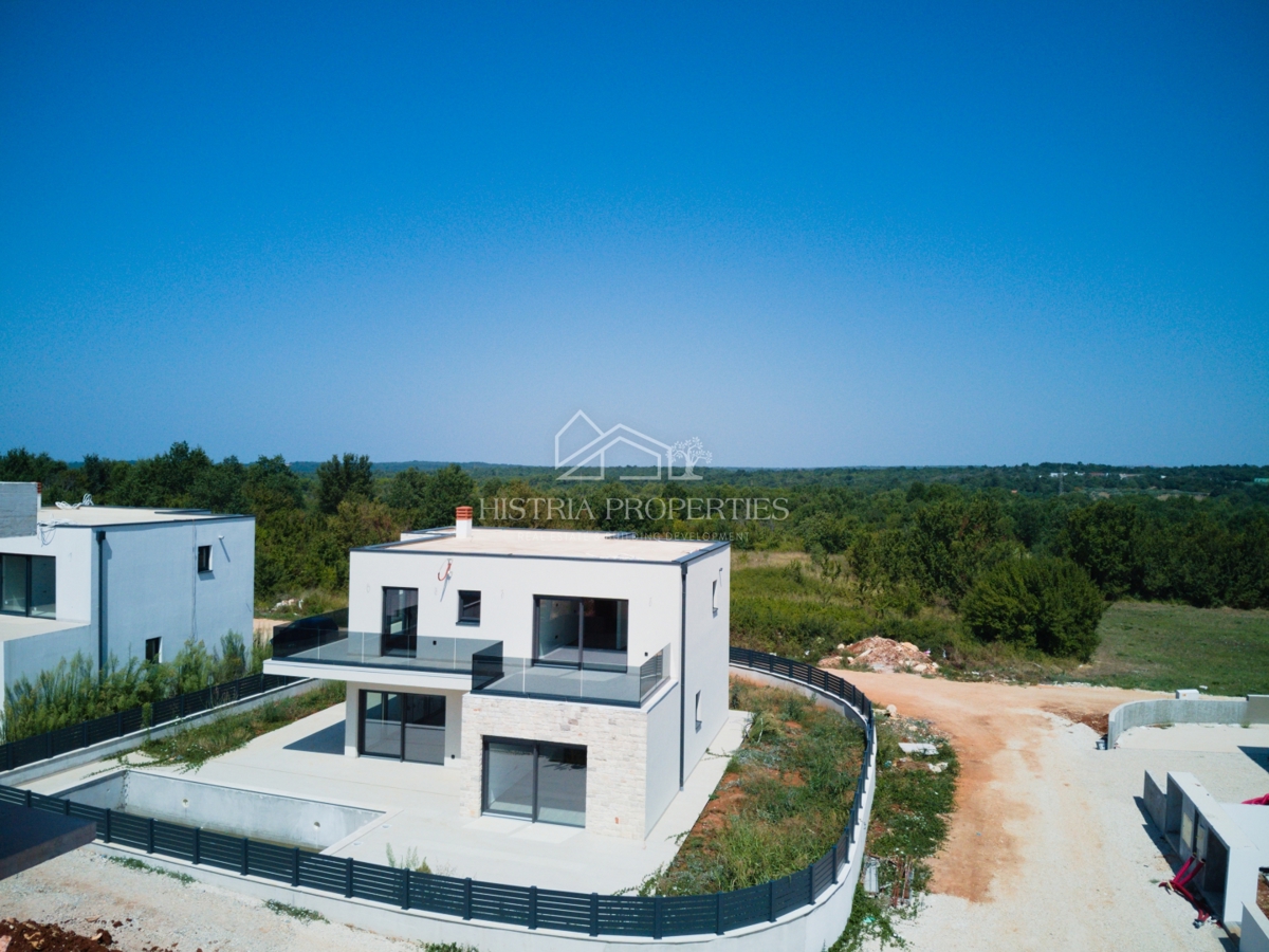 Una casa moderna e spaziosa con piscina e servizio sveglia con vista sul mare