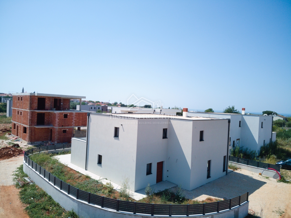 Una casa moderna e spaziosa con piscina e servizio sveglia con vista sul mare