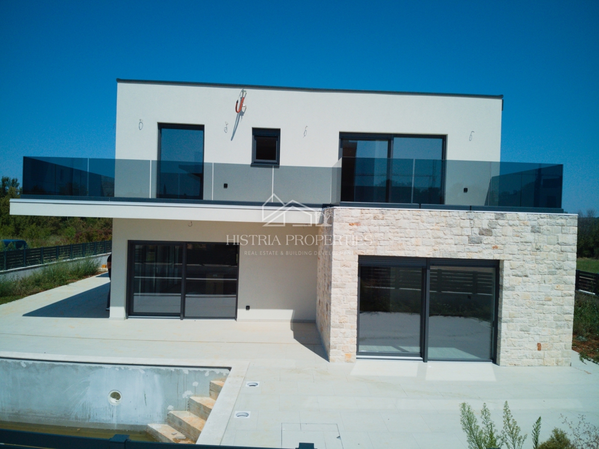 Una casa moderna e spaziosa con piscina e servizio sveglia con vista sul mare
