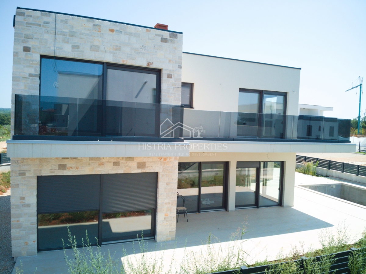 Una casa moderna e spaziosa con piscina e servizio sveglia con vista sul mare