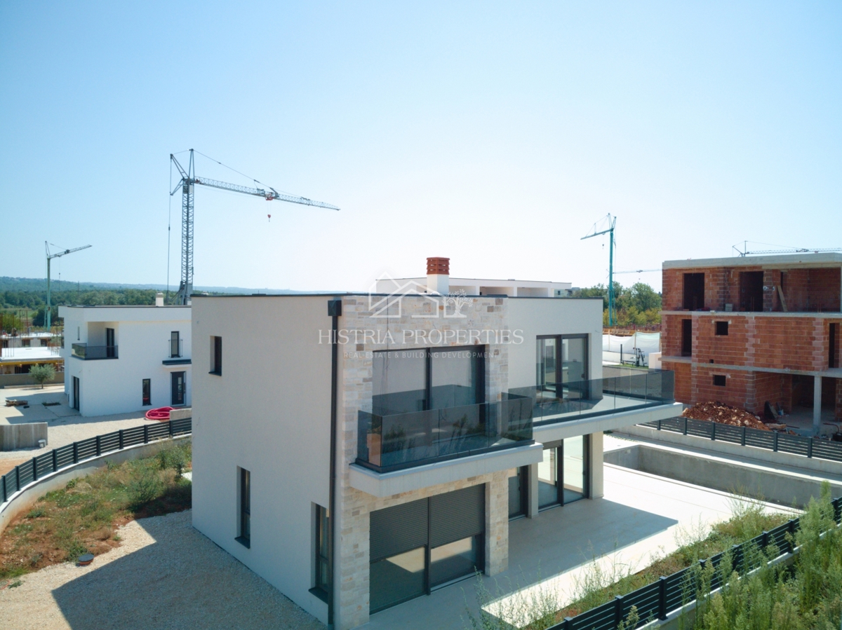 Una casa moderna e spaziosa con piscina e servizio sveglia con vista sul mare