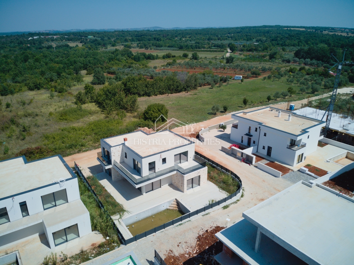 Una casa moderna e spaziosa con piscina e servizio sveglia con vista sul mare