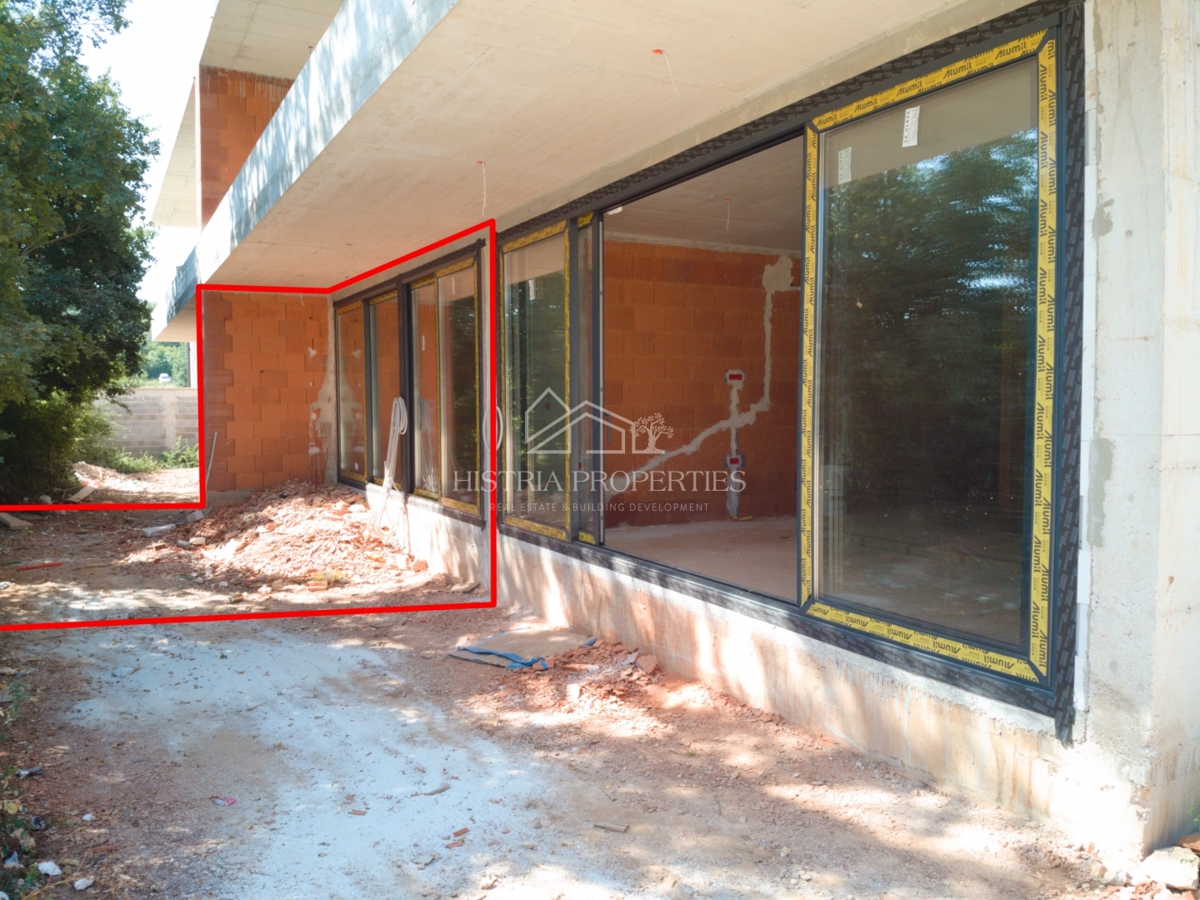 Qualità, buona posizione e appartamento con giardino in un nuovo edificio vicino a Rovigno