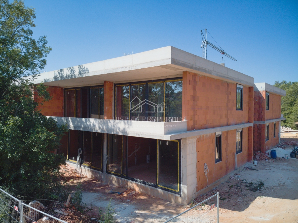 Qualità, buona posizione e appartamento con giardino in un nuovo edificio vicino a Rovigno