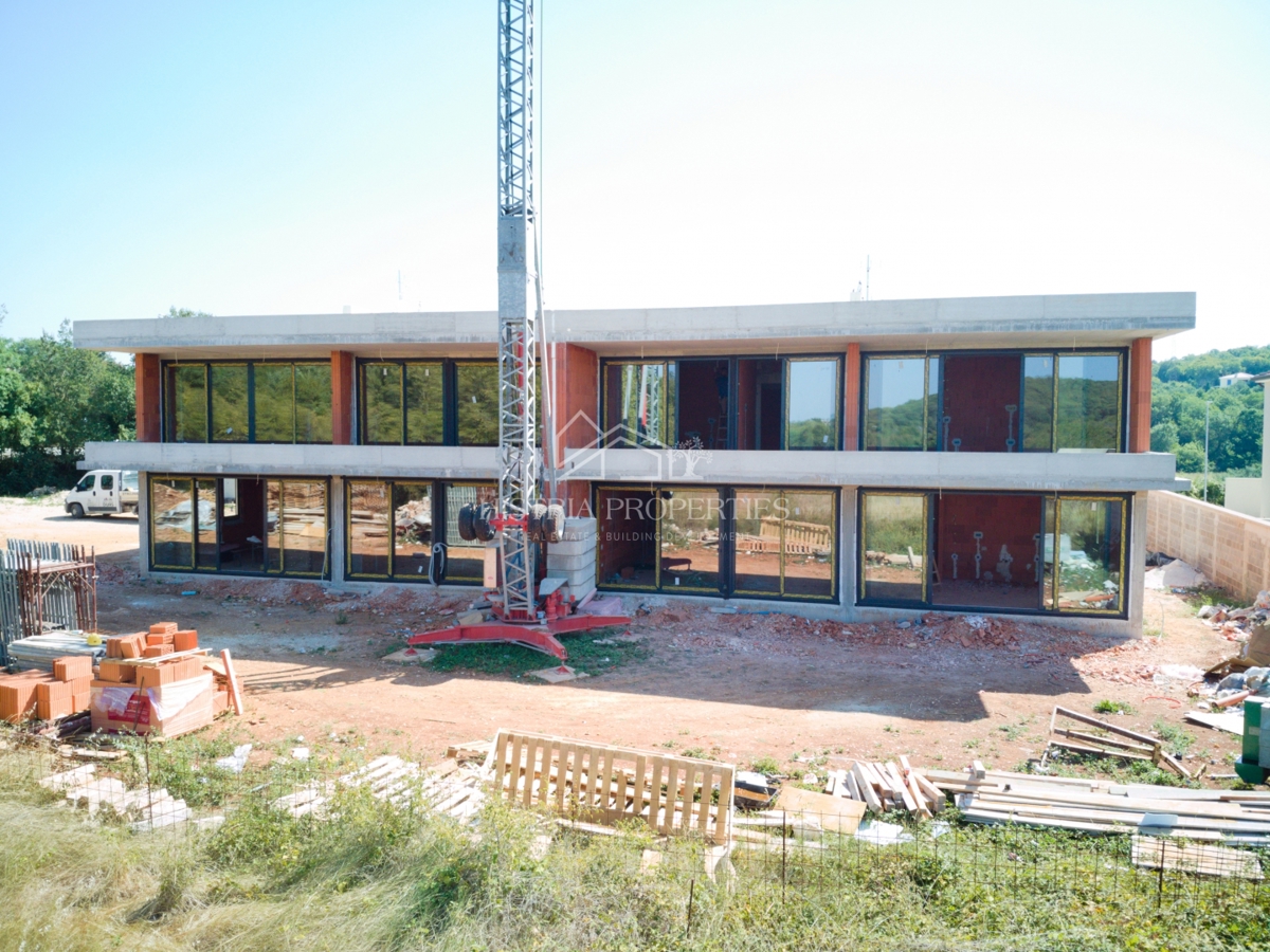 Qualità, buona posizione e appartamento con giardino in un nuovo edificio vicino a Rovigno