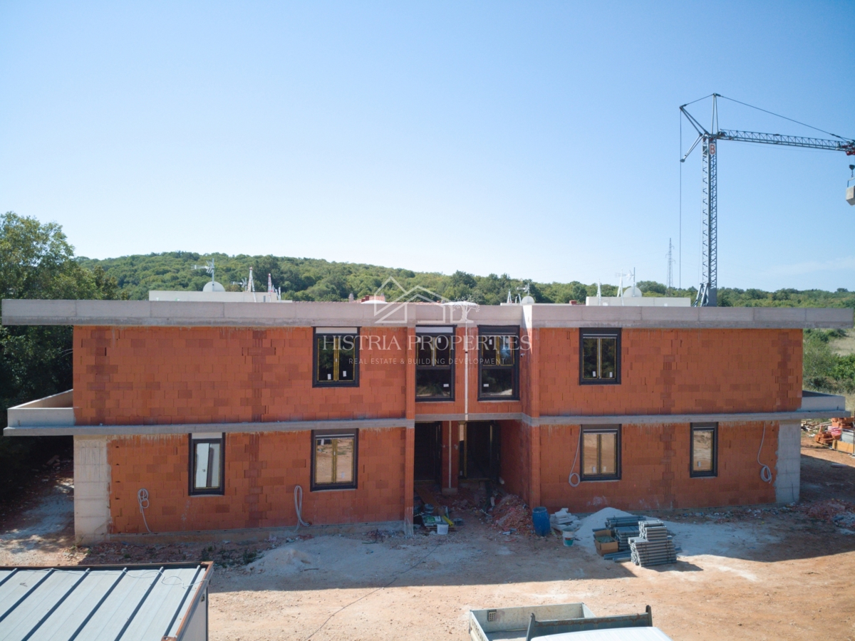 Qualità, buona posizione e appartamento con giardino in un nuovo edificio vicino a Rovigno