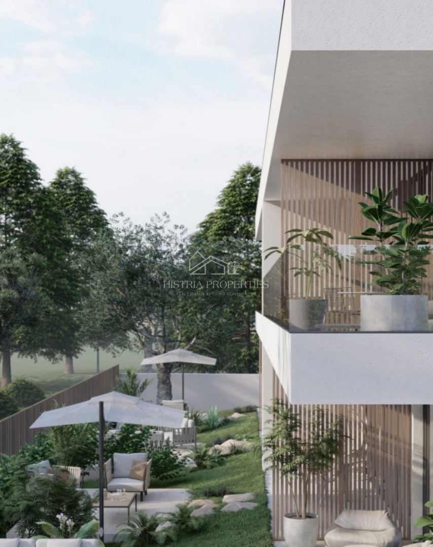 Qualità, buona posizione e appartamento con giardino in un nuovo edificio vicino a Rovigno