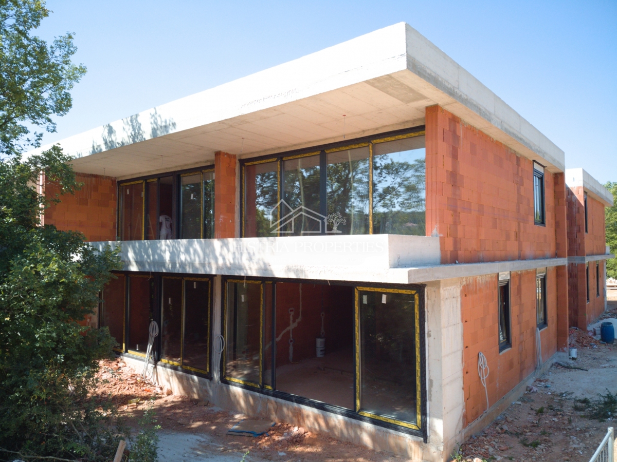 Qualità, buona posizione e appartamento con giardino in un nuovo edificio vicino a Rovigno