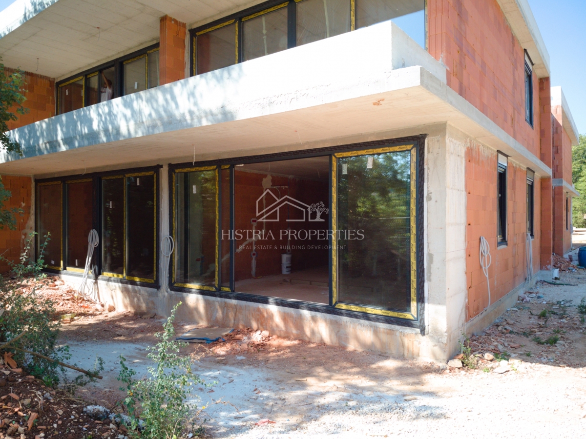 Qualità, buona posizione e appartamento con giardino in un nuovo edificio vicino a Rovigno