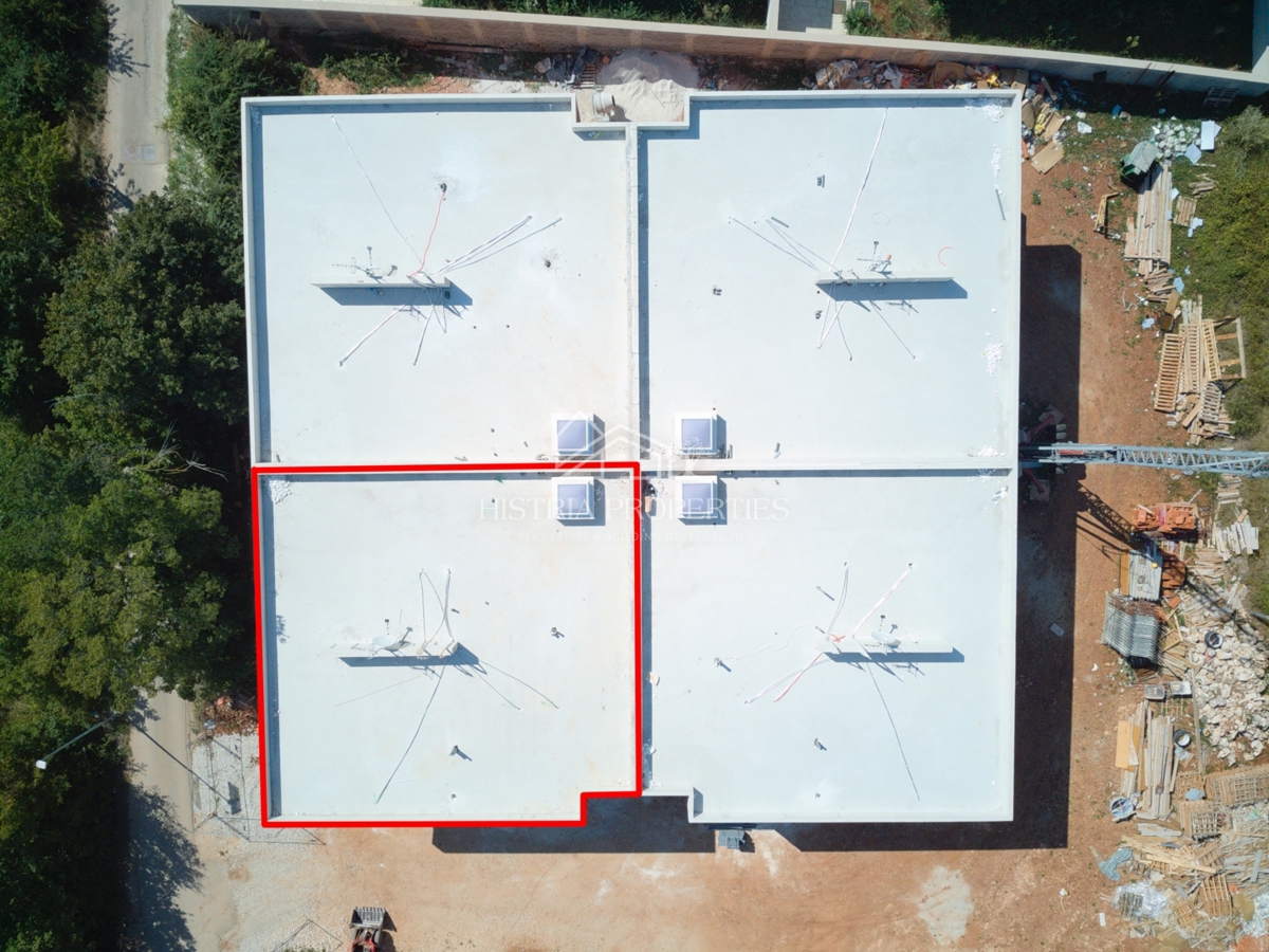 Qualità, buona posizione e appartamento con giardino in un nuovo edificio vicino a Rovigno