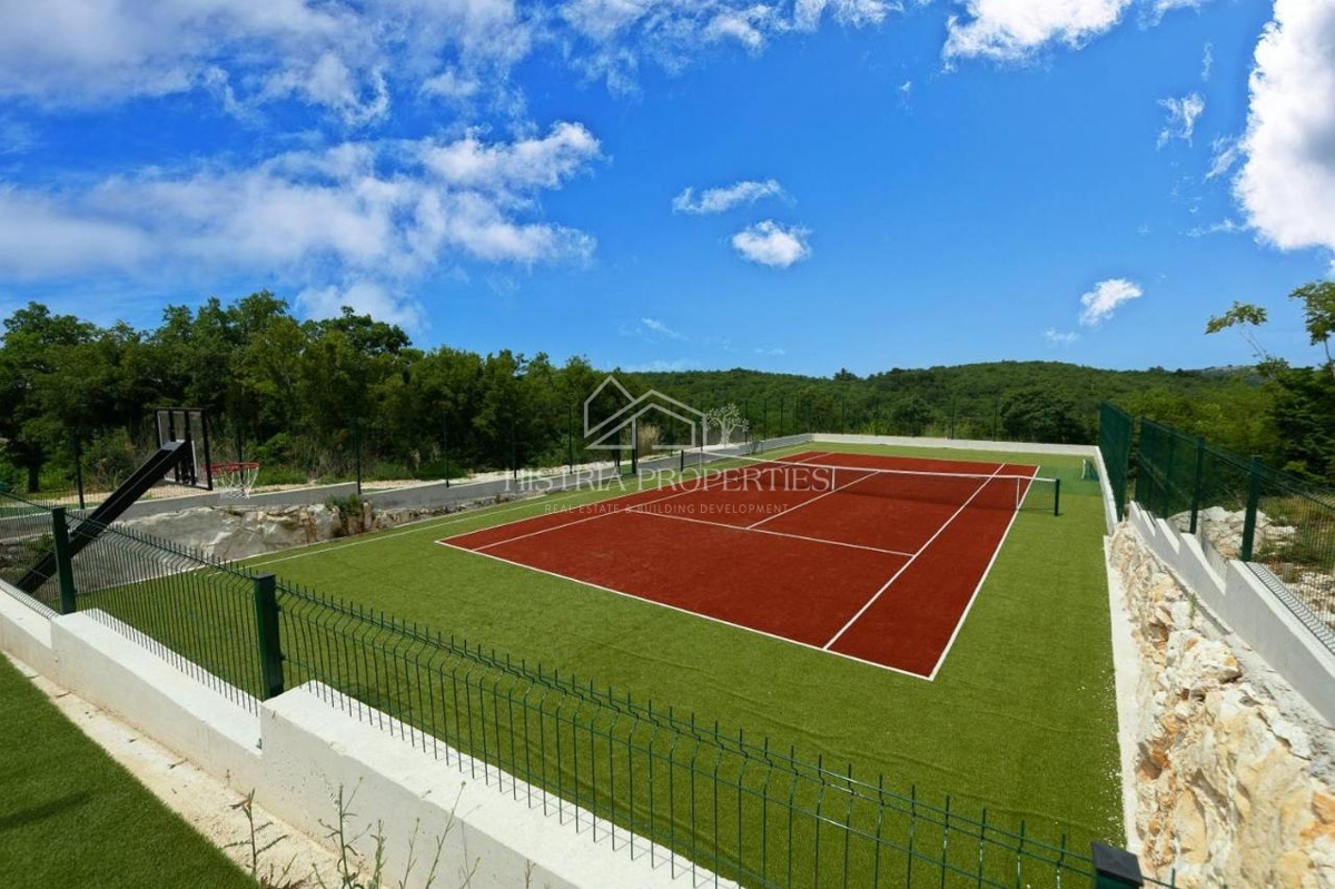 Design contemporaneo e villa di prima qualità con campo da tennis e ricchi servizi
