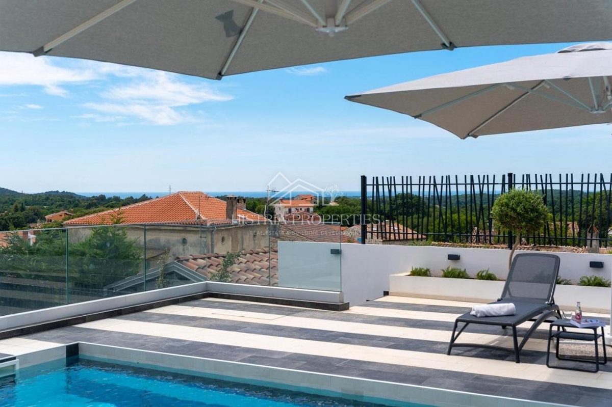 Design contemporaneo e villa di prima qualità con campo da tennis e ricchi servizi