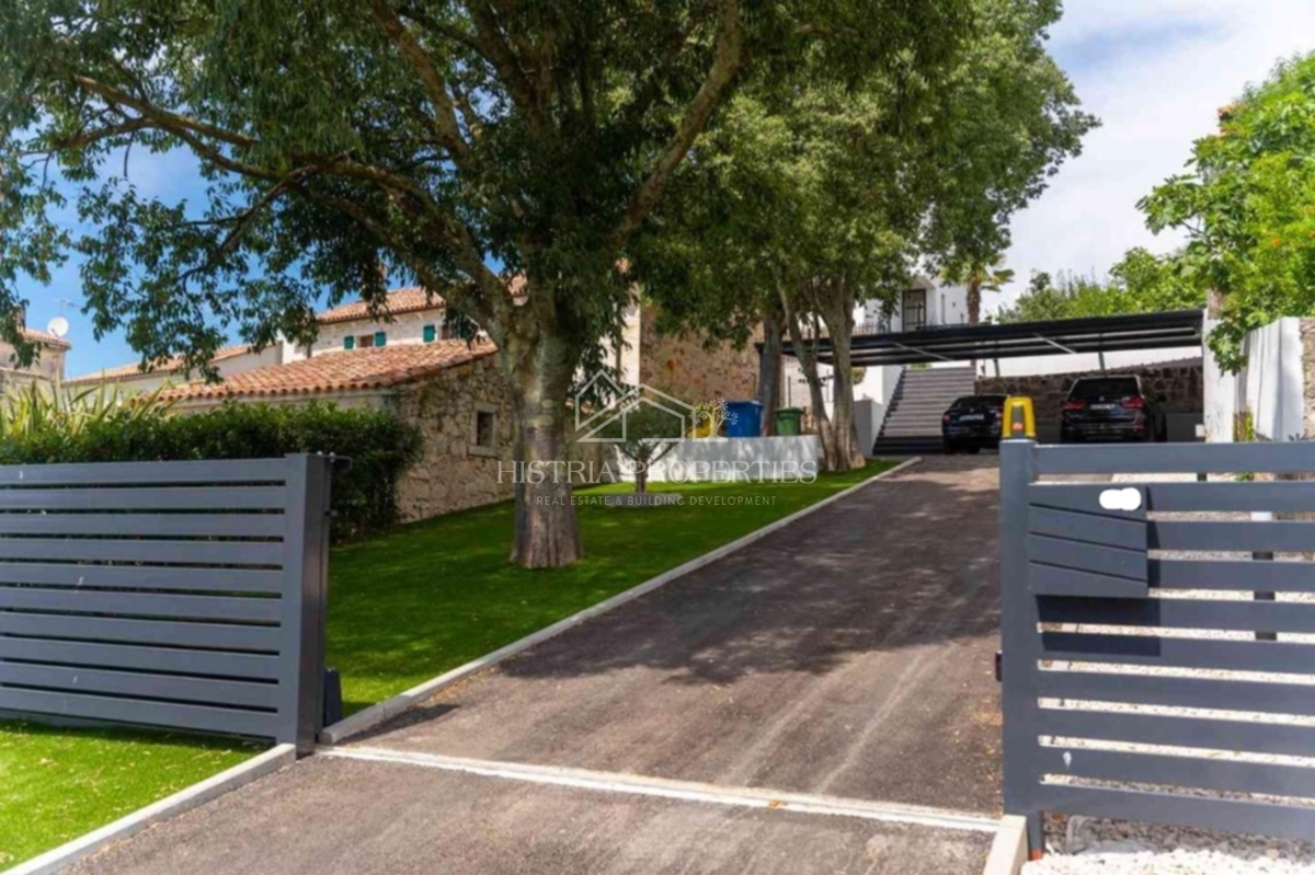 Design contemporaneo e villa di prima qualità con campo da tennis e ricchi servizi