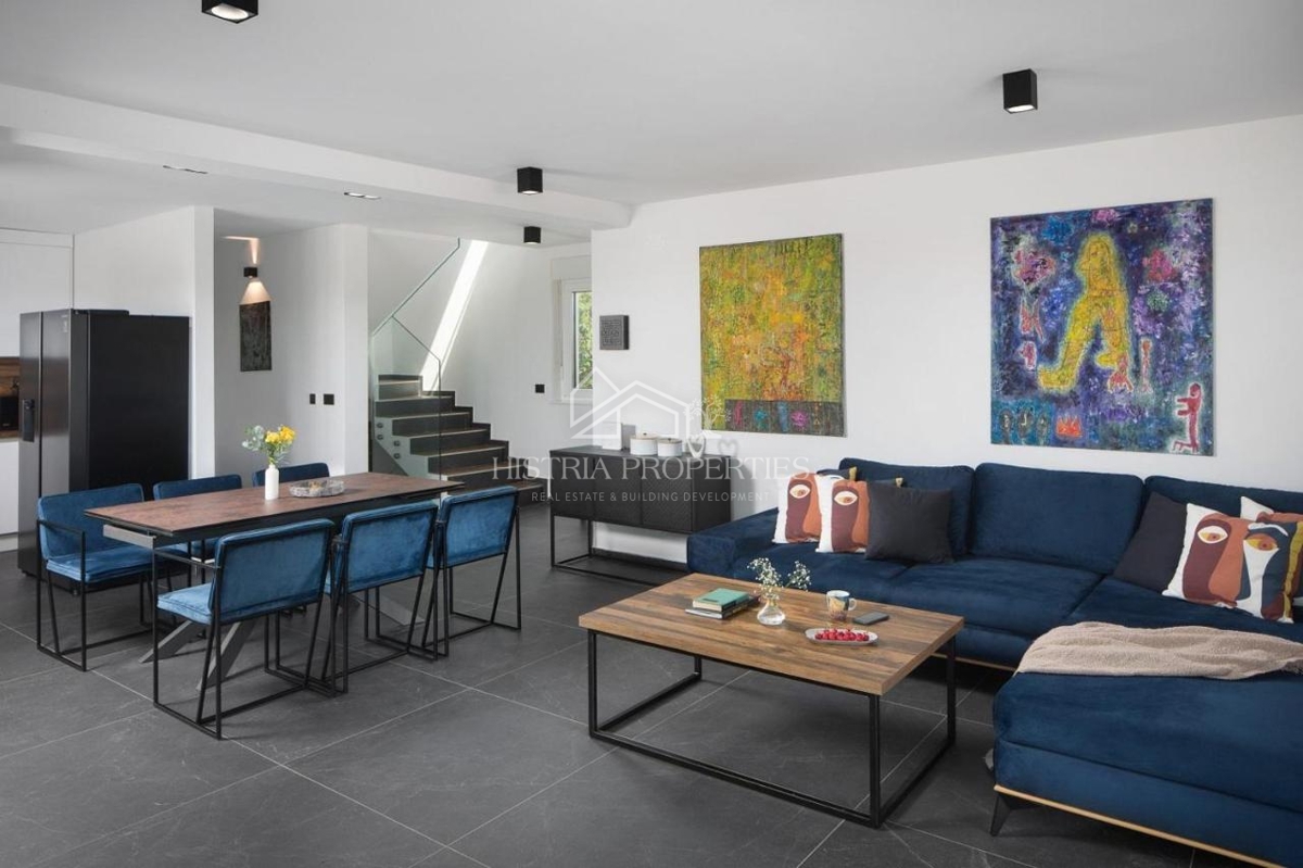 Design contemporaneo e villa di prima qualità con campo da tennis e ricchi servizi