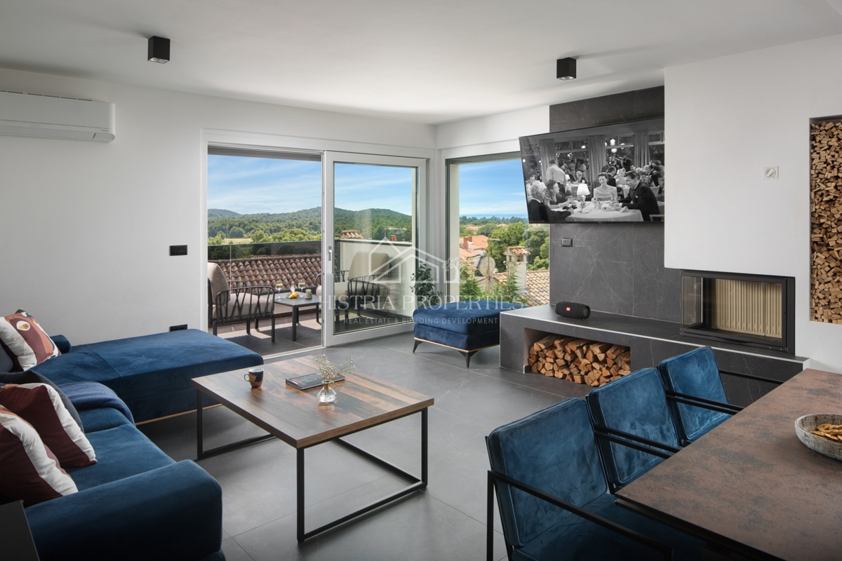 Design contemporaneo e villa di prima qualità con campo da tennis e ricchi servizi