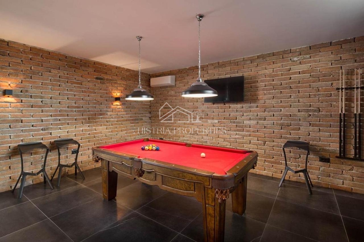 Design contemporaneo e villa di prima qualità con campo da tennis e ricchi servizi