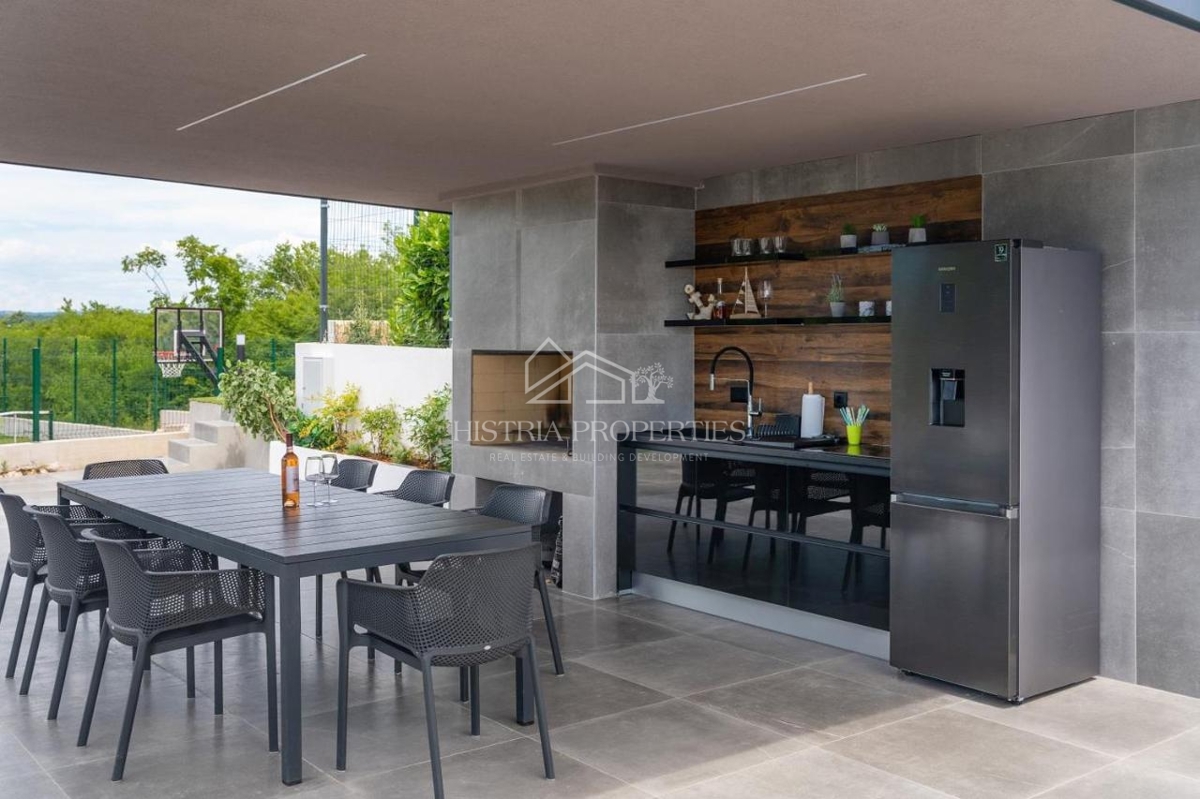 Design contemporaneo e villa di prima qualità con campo da tennis e ricchi servizi