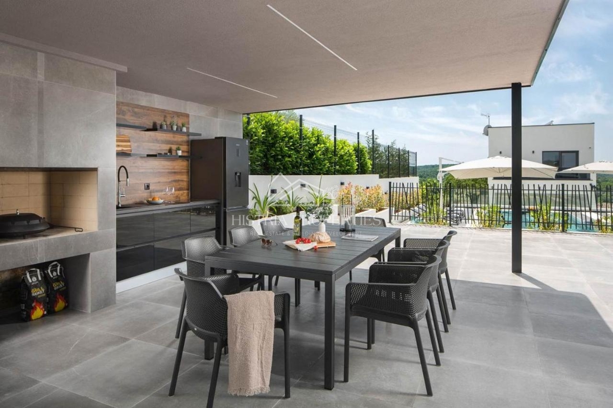 Design contemporaneo e villa di prima qualità con campo da tennis e ricchi servizi