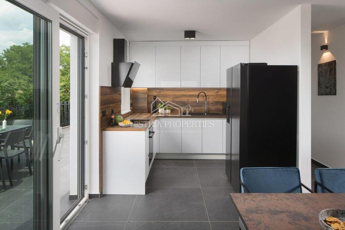 Design contemporaneo e villa di prima qualità con campo da tennis e ricchi servizi