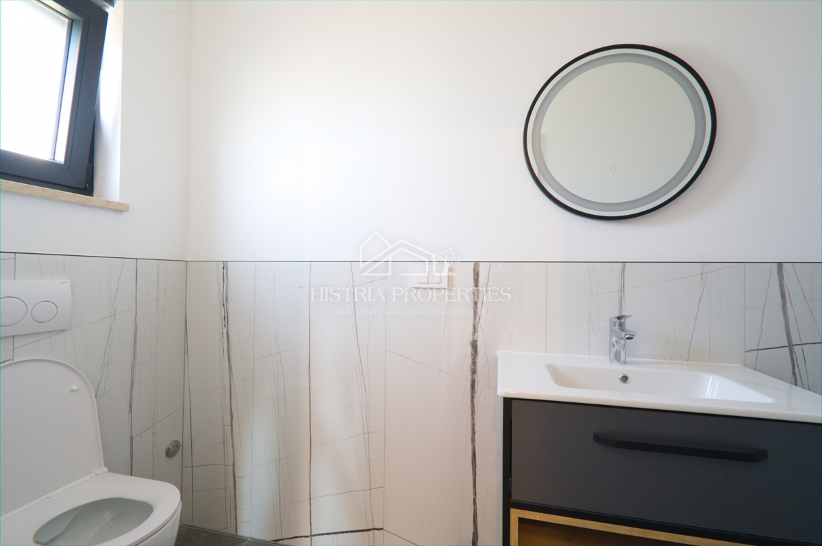 Terrazza panoramica di 100 m2 con splendida vista e appartamento in un nuovo edificio di lusso