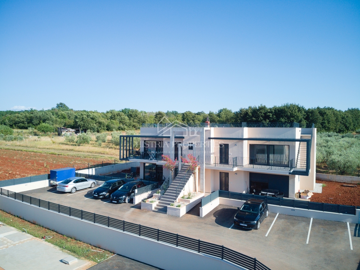 Terrazza panoramica di 100 m2 con splendida vista e appartamento in un nuovo edificio di lusso