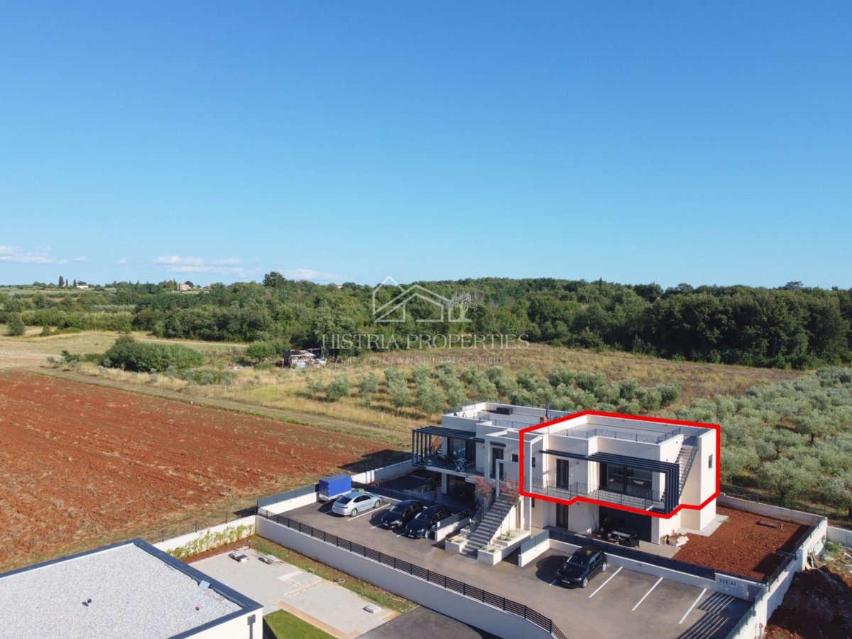 Terrazza panoramica di 100 m2 con splendida vista e appartamento in un nuovo edificio di lusso