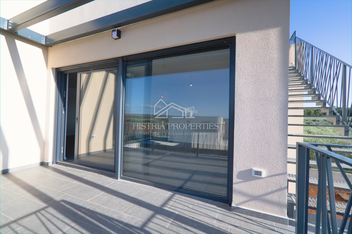 Terrazza panoramica di 100 m2 con splendida vista e appartamento in un nuovo edificio di lusso