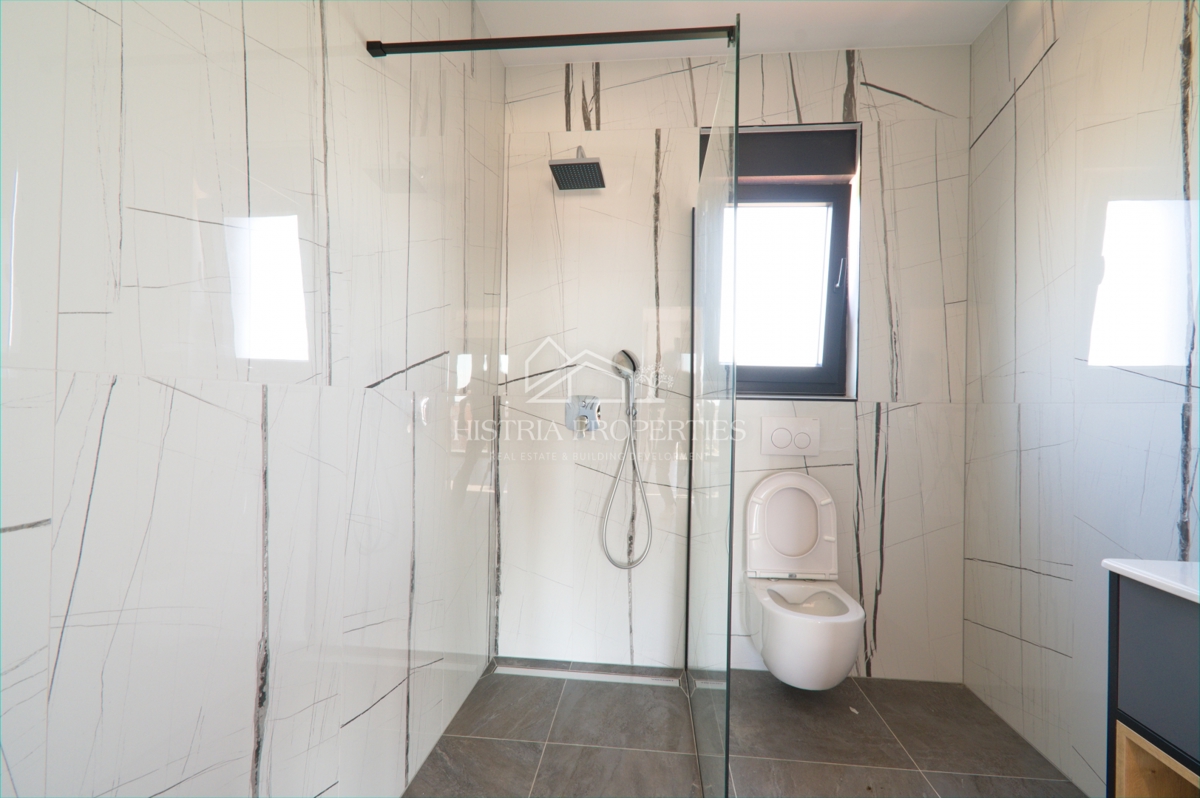 Terrazza panoramica di 100 m2 con splendida vista e appartamento in un nuovo edificio di lusso