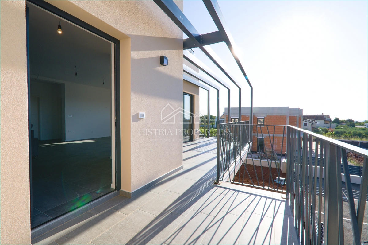 Terrazza panoramica di 100 m2 con splendida vista e appartamento in un nuovo edificio di lusso