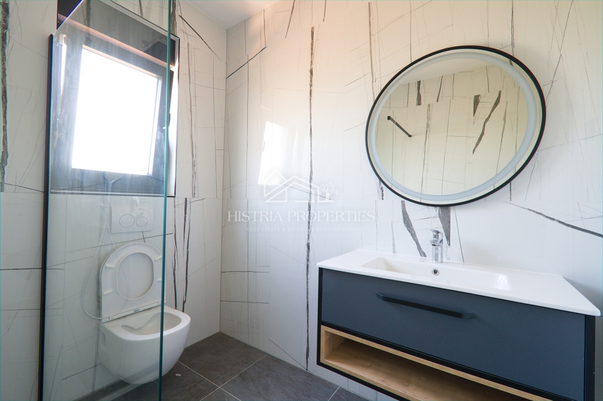 Terrazza panoramica di 100 m2 con splendida vista e appartamento in un nuovo edificio di lusso