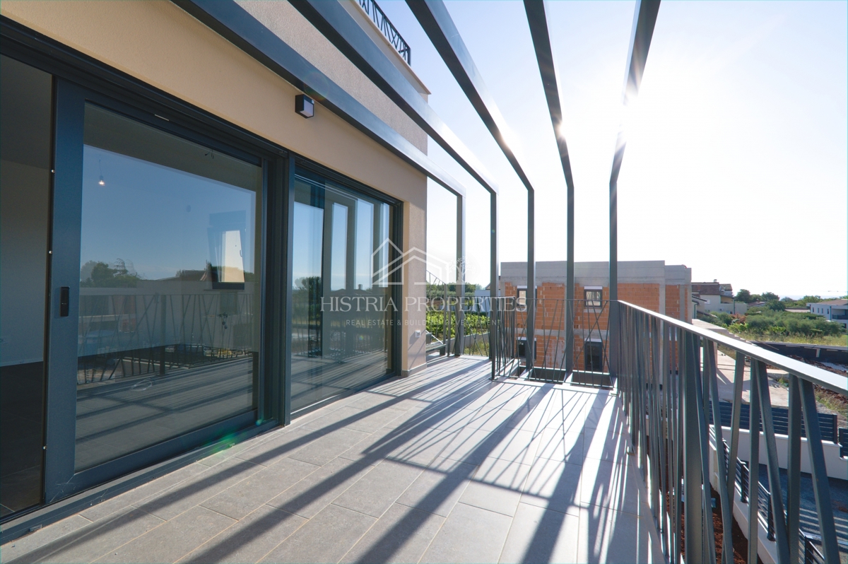 Terrazza panoramica di 100 m2 con splendida vista e appartamento in un nuovo edificio di lusso