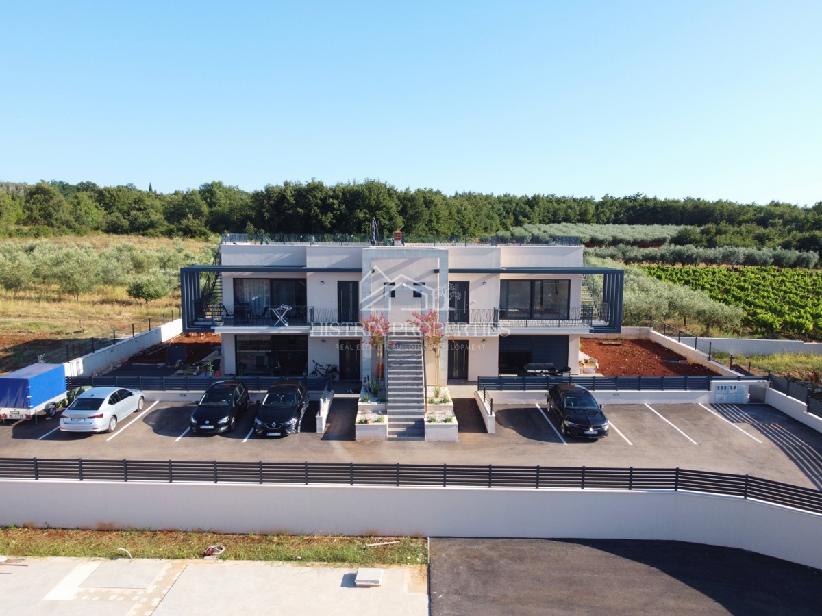 Terrazza panoramica di 100 m2 con splendida vista e appartamento in un nuovo edificio di lusso