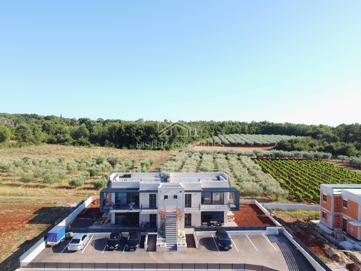Terrazza panoramica di 100 m2 con splendida vista e appartamento in un nuovo edificio di lusso