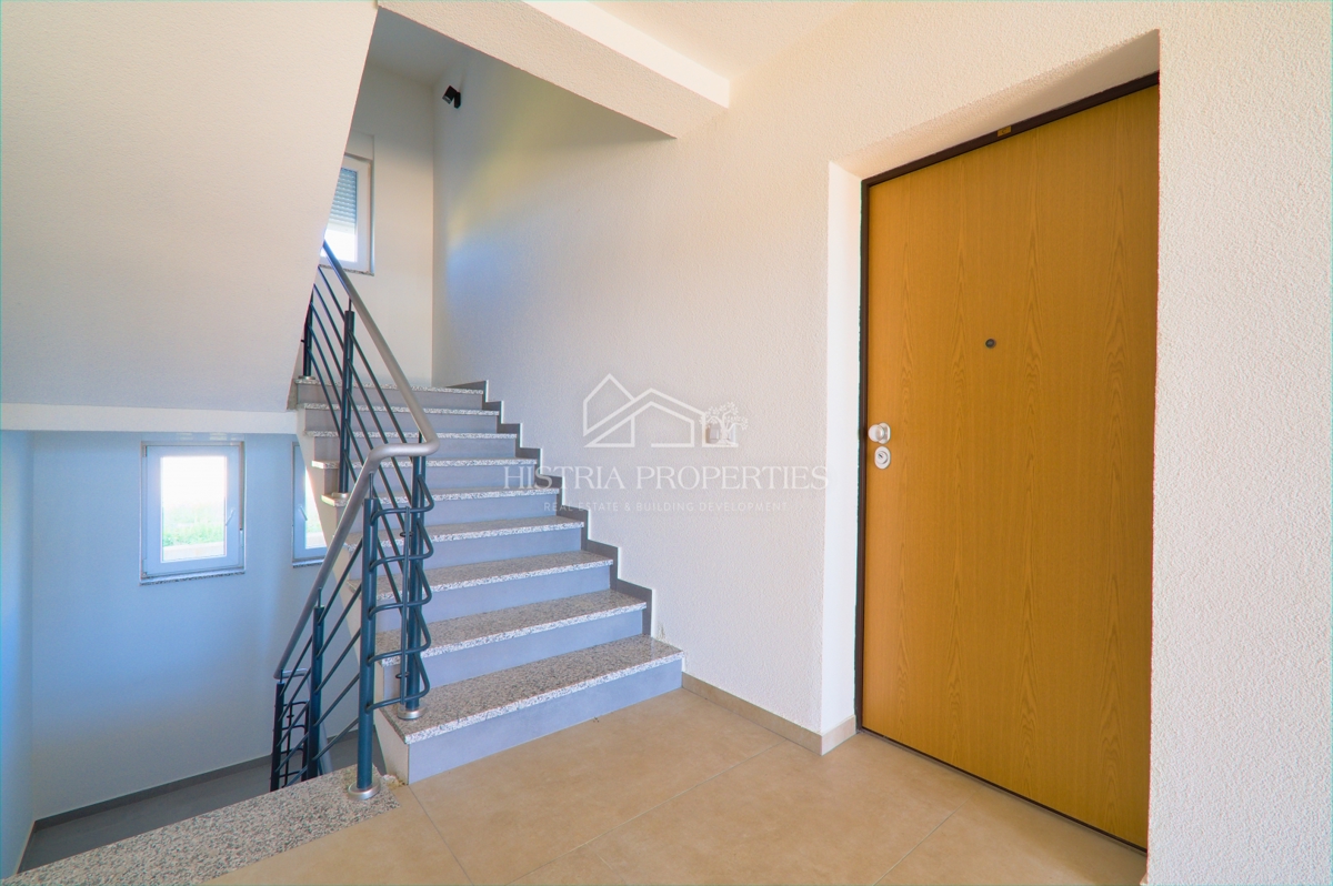 Appartamento familiare in un nuovo edificio con giardino a 6 km da Parenzo