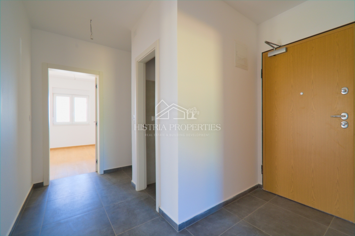 Appartamento familiare in un nuovo edificio con giardino a 6 km da Parenzo