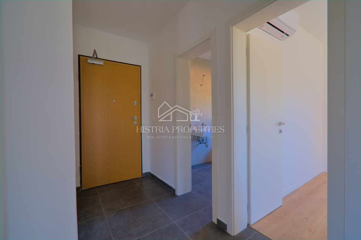 Appartamento familiare in un nuovo edificio con giardino a 6 km da Parenzo