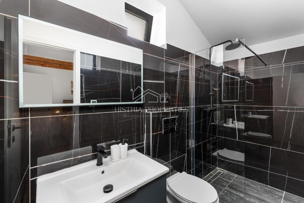 Casa in pietra d'Istria ristrutturata con piscina in un piccolo e tranquillo villaggio