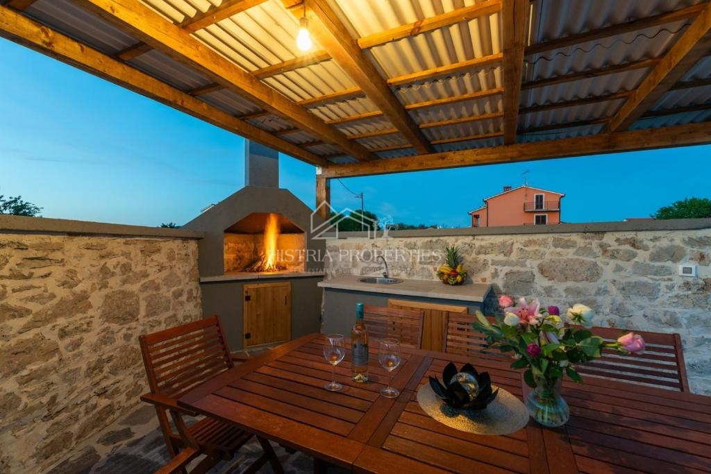 Casa in pietra d'Istria ristrutturata con piscina in un piccolo e tranquillo villaggio