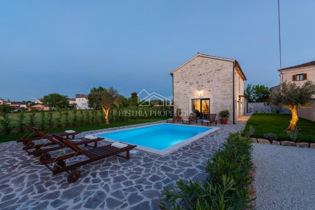 Casa in pietra d'Istria ristrutturata con piscina in un piccolo e tranquillo villaggio