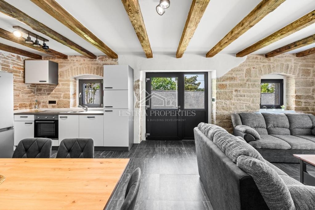 Casa in pietra d'Istria ristrutturata con piscina in un piccolo e tranquillo villaggio